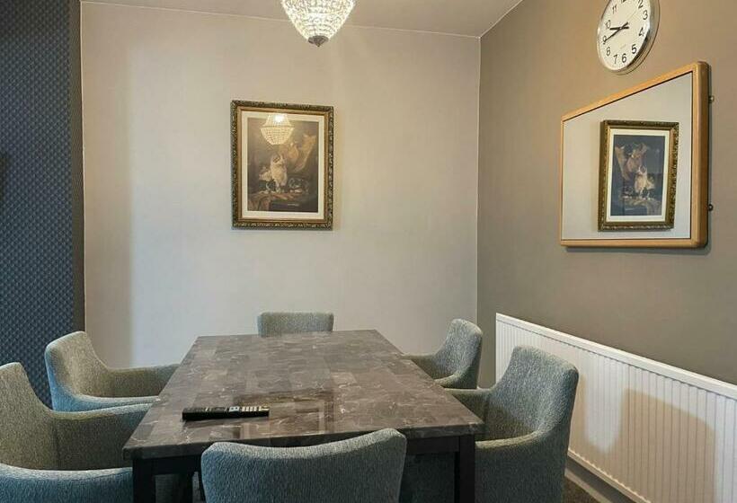 בית מלון כפרי The Clarendon