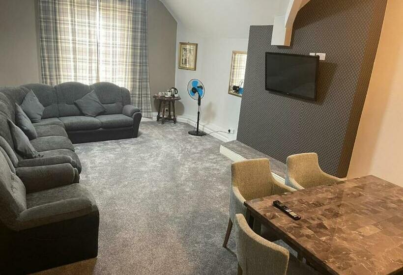 בית מלון כפרי The Clarendon