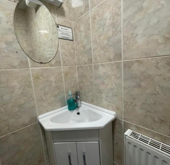 בית מלון כפרי The Clarendon