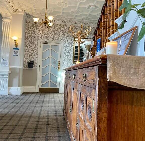 בית מלון כפרי The Clarendon