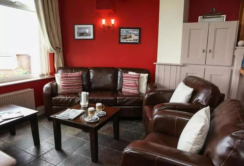 هتل The White House Inn   Whitby