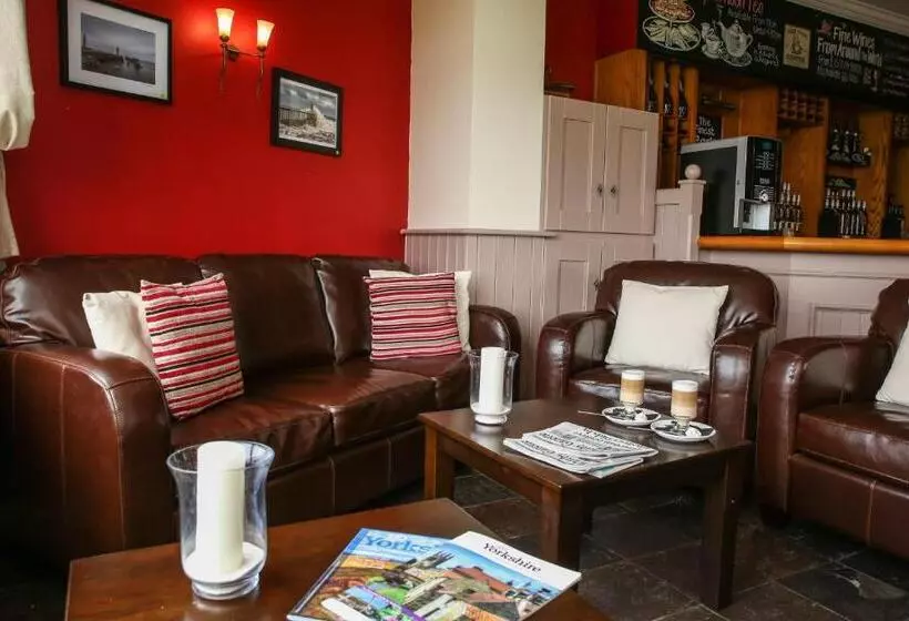 هتل The White House Inn   Whitby