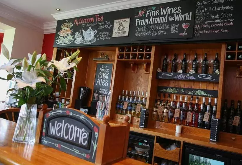 هتل The White House Inn   Whitby