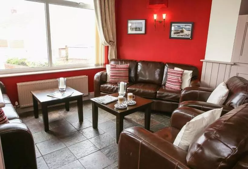 هتل The White House Inn   Whitby