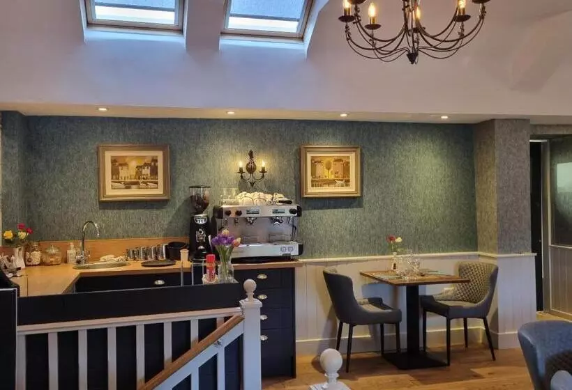 Hotelli White Horse Inn & Restaurant