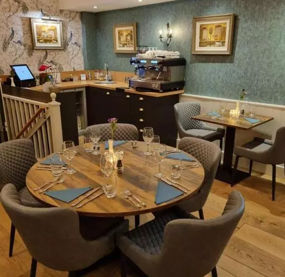 Hotelli White Horse Inn & Restaurant