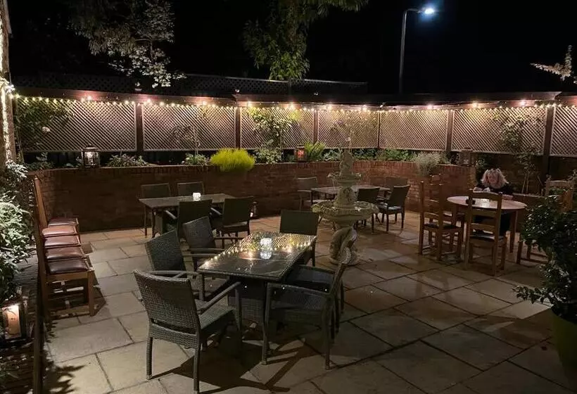 Hotelli White Horse Inn & Restaurant