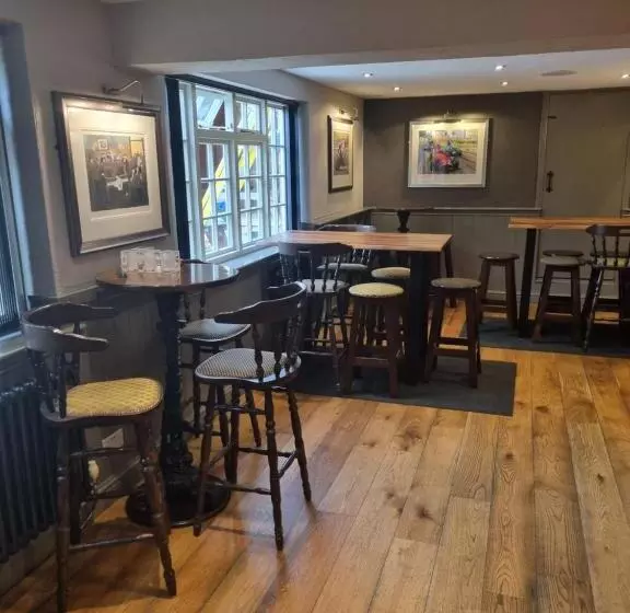 Hotelli White Horse Inn & Restaurant