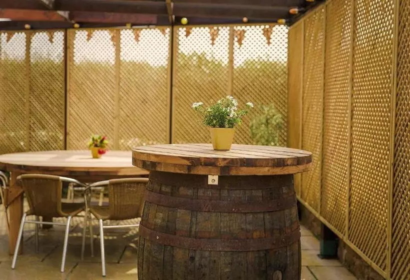 Hotelli White Horse Inn & Restaurant