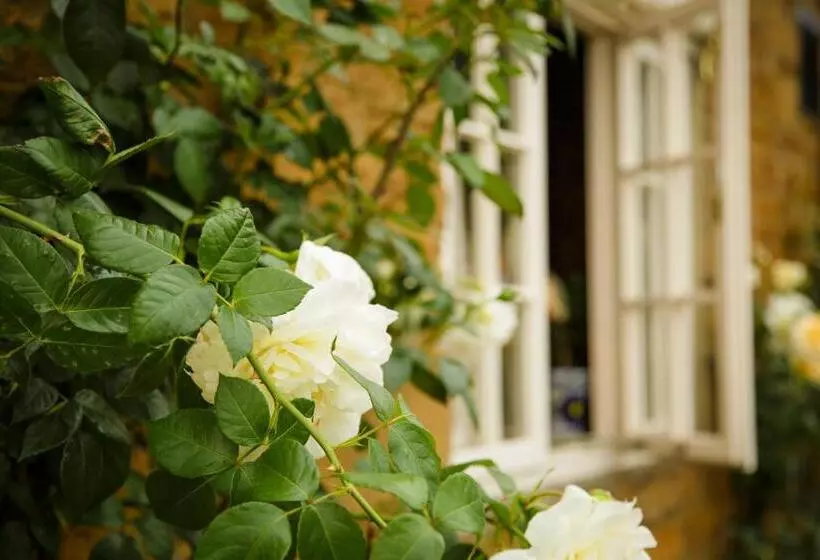 Hotelli White Horse Inn & Restaurant