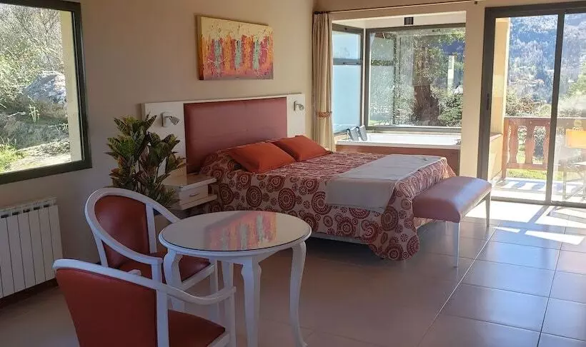 ホテル Aires Serranos Suites