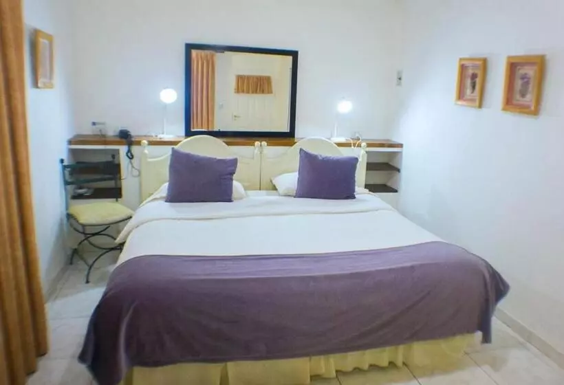Bernie S Bed & Breakfast , A 3 Kilometros Del Aerop Ezeiza, Van ,in Out, Free Ezeiza Airport