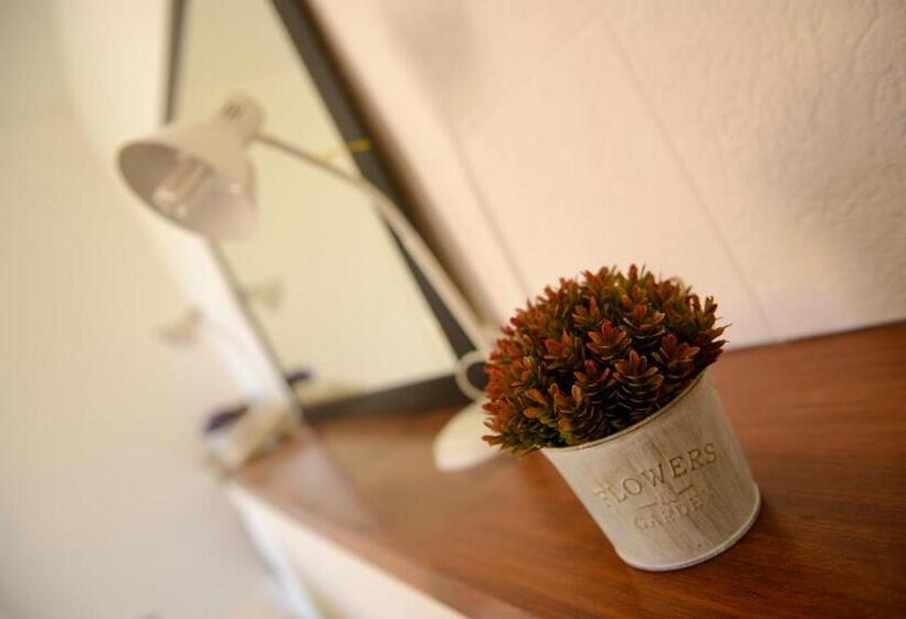 Bernie S Bed & Breakfast , A 3 Kilometros Del Aerop Ezeiza, Van ,in Out, Free Ezeiza Airport