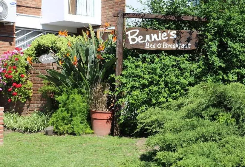 Bernie S Bed & Breakfast , A 3 Kilometros Del Aerop Ezeiza, Van ,in Out, Free Ezeiza Airport