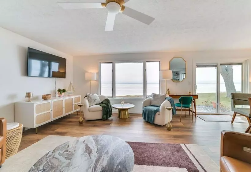 Bright Houghton Lake Home W/ Boat Dock + Fire Pit