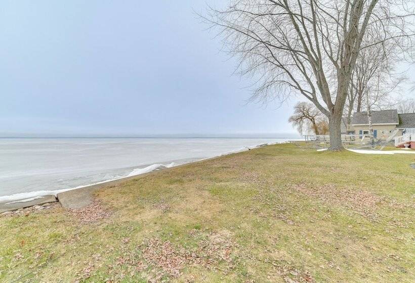 Bright Houghton Lake Home W/ Boat Dock + Fire Pit