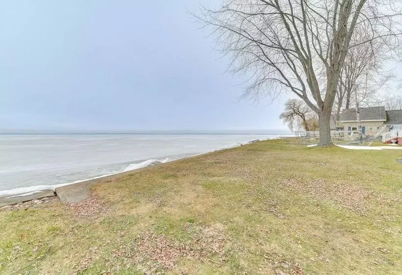 Bright Houghton Lake Home W/ Boat Dock + Fire Pit