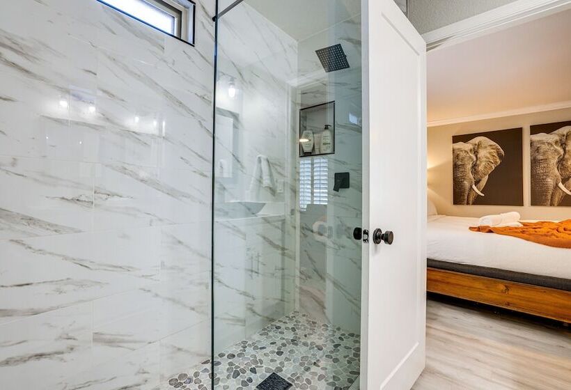 Bright Tempe Home W/ Fenced Backyard!