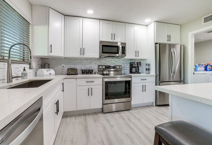 Bright Tempe Home W/ Fenced Backyard!