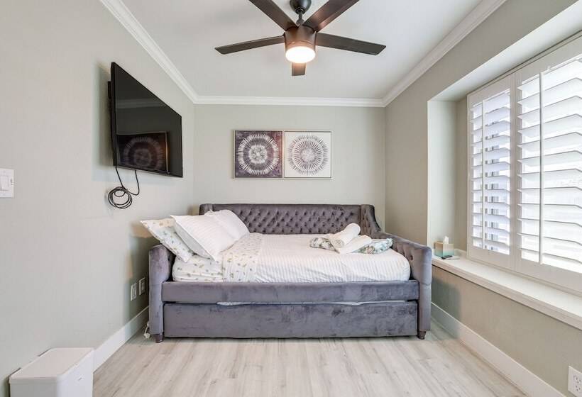 Bright Tempe Home W/ Fenced Backyard!