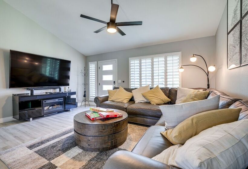 Bright Tempe Home W/ Fenced Backyard!