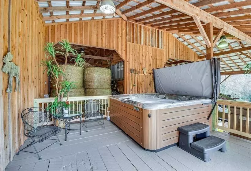 Clarkesville  Rustic Hideaway  On 38 Acre Farm!