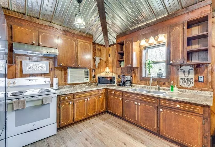 Clarkesville  Rustic Hideaway  On 38 Acre Farm!