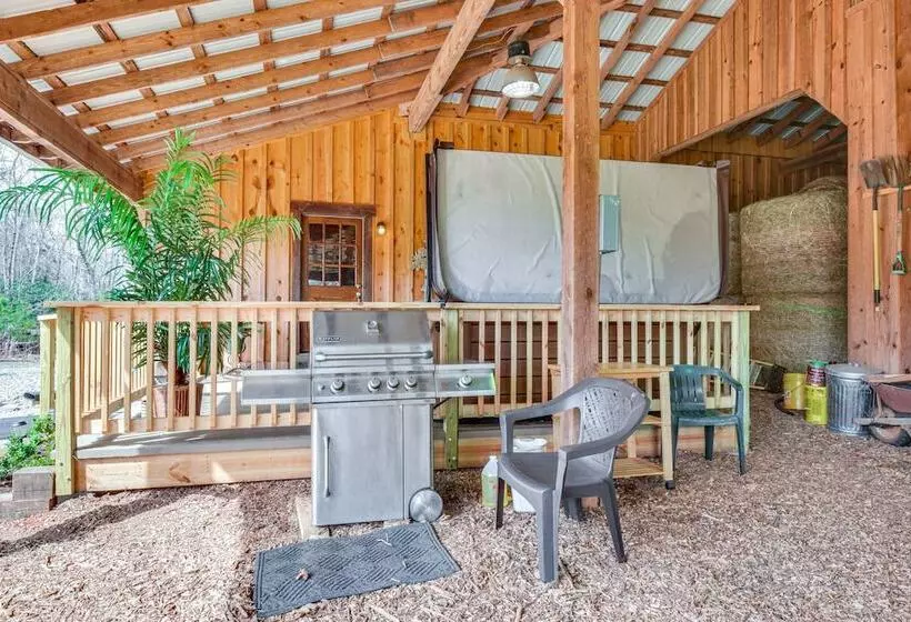 Clarkesville  Rustic Hideaway  On 38 Acre Farm!