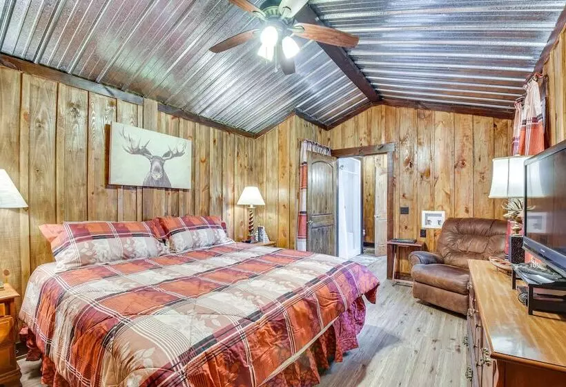 Clarkesville  Rustic Hideaway  On 38 Acre Farm!