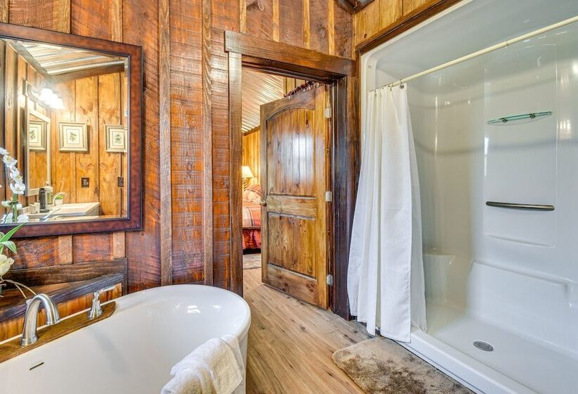 Clarkesville  Rustic Hideaway  On 38 Acre Farm!