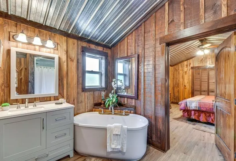 Clarkesville  Rustic Hideaway  On 38 Acre Farm!