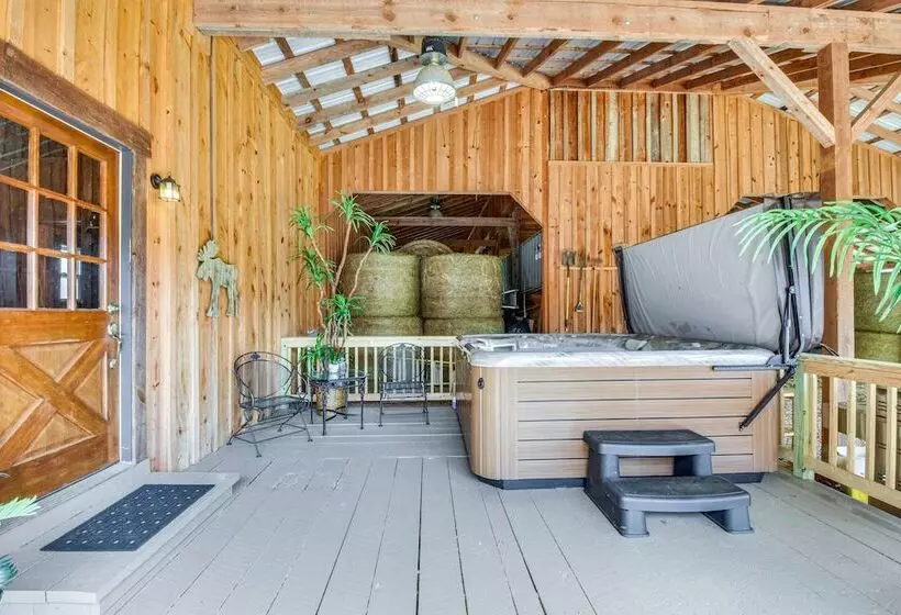 Clarkesville  Rustic Hideaway  On 38 Acre Farm!