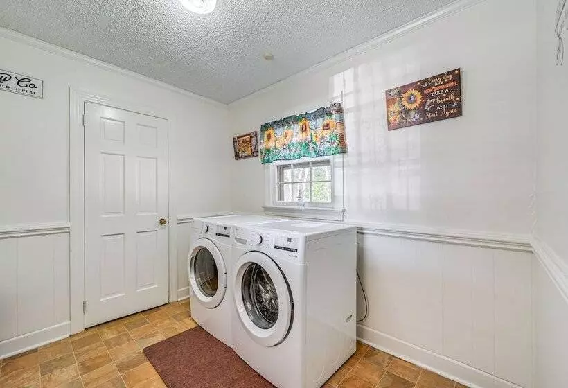 Greenville Home: 2 Mi To Downtown!