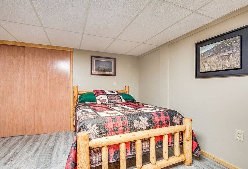 Hayward Home W/ Private Deck, Fire Pit & Kayak!