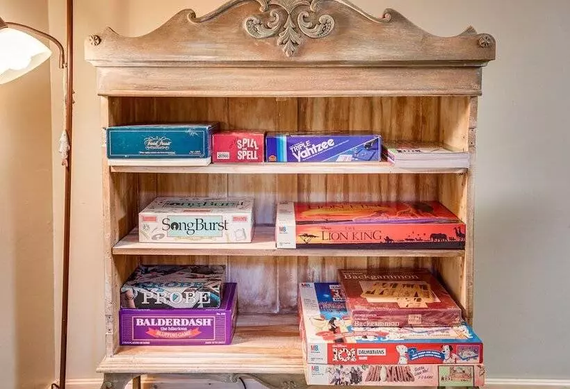 Hayward Home W/ Private Deck, Fire Pit & Kayak!