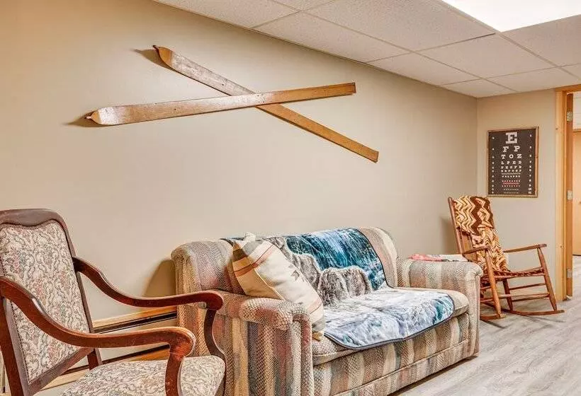 Hayward Home W/ Private Deck, Fire Pit & Kayak!