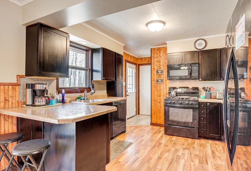 Hayward Home W/ Private Deck, Fire Pit & Kayak!