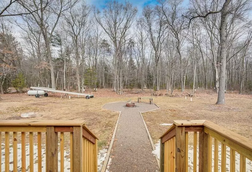 Hayward Home W/ Private Deck, Fire Pit & Kayak!