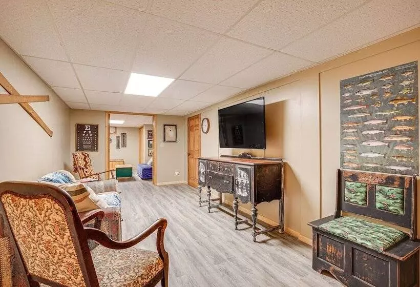 Hayward Home W/ Private Deck, Fire Pit & Kayak!