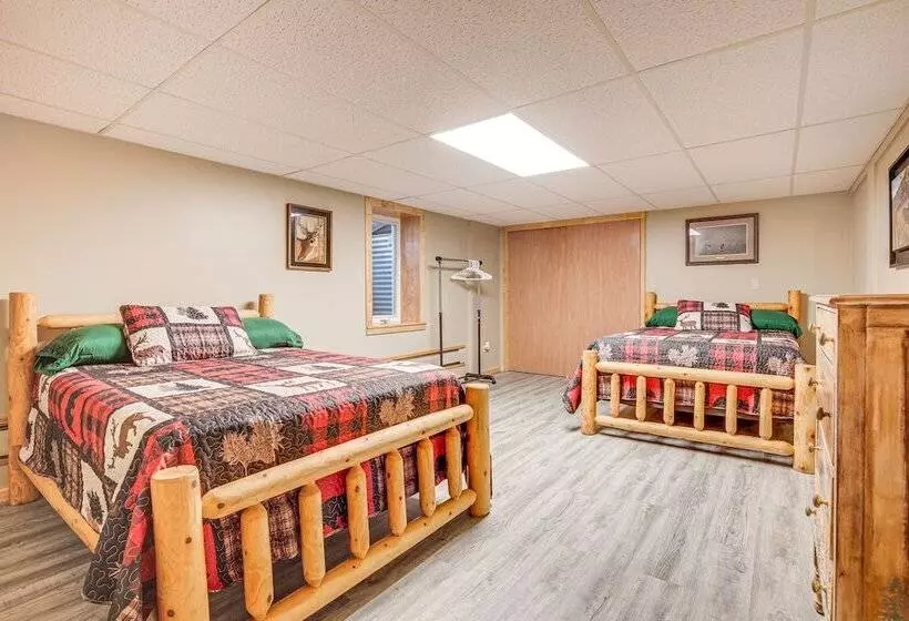 Hayward Home W/ Private Deck, Fire Pit & Kayak!