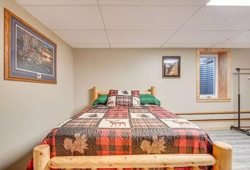 Hayward Home W/ Private Deck, Fire Pit & Kayak!