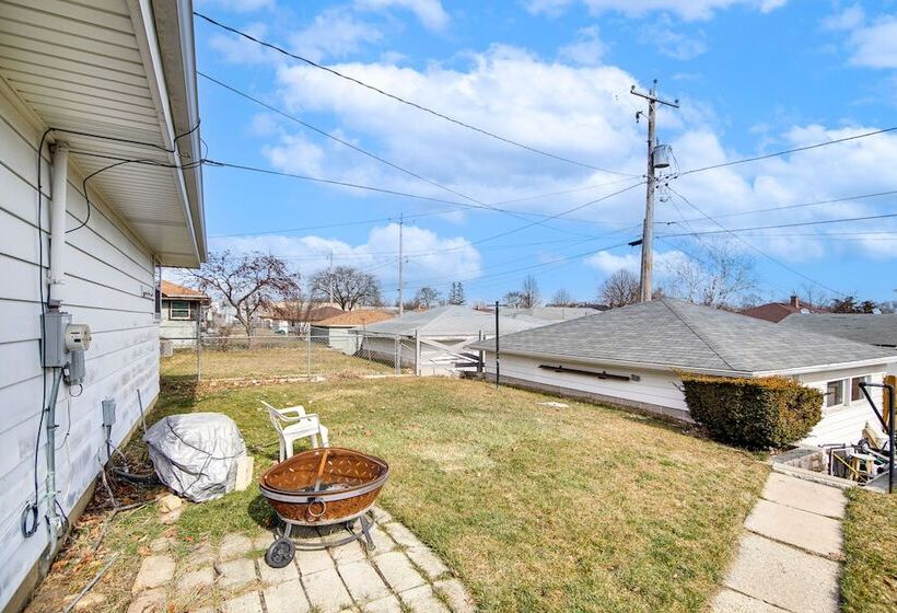 Milwaukee Home W/ Fire Pit ~ 8 Mi To Lake Michigan