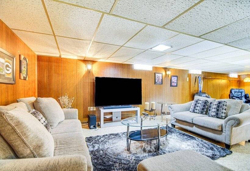 Milwaukee Home W/ Fire Pit ~ 8 Mi To Lake Michigan