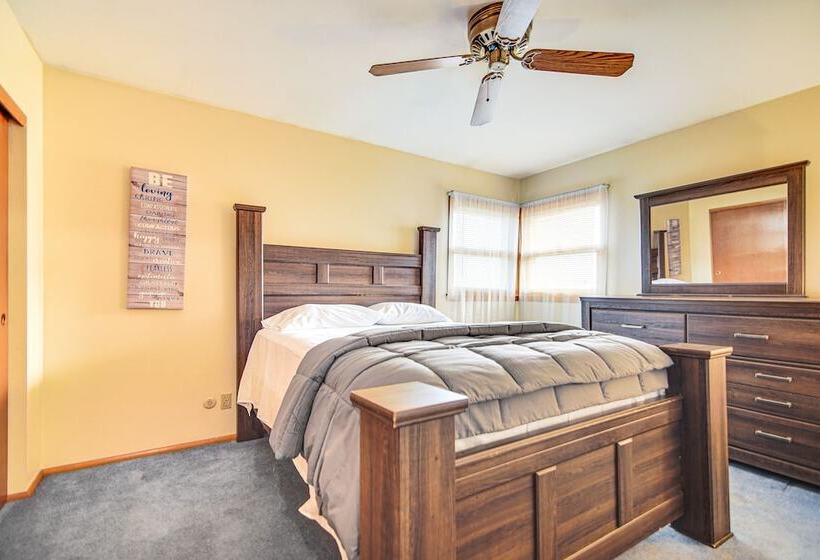 Milwaukee Home W/ Fire Pit ~ 8 Mi To Lake Michigan