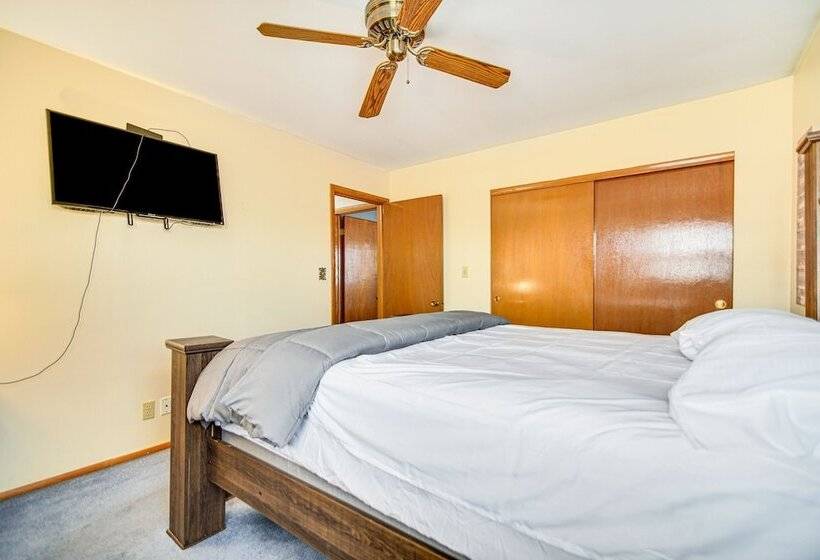 Milwaukee Home W/ Fire Pit ~ 8 Mi To Lake Michigan