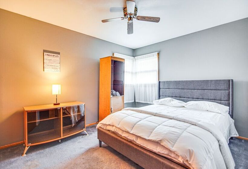 Milwaukee Home W/ Fire Pit ~ 8 Mi To Lake Michigan