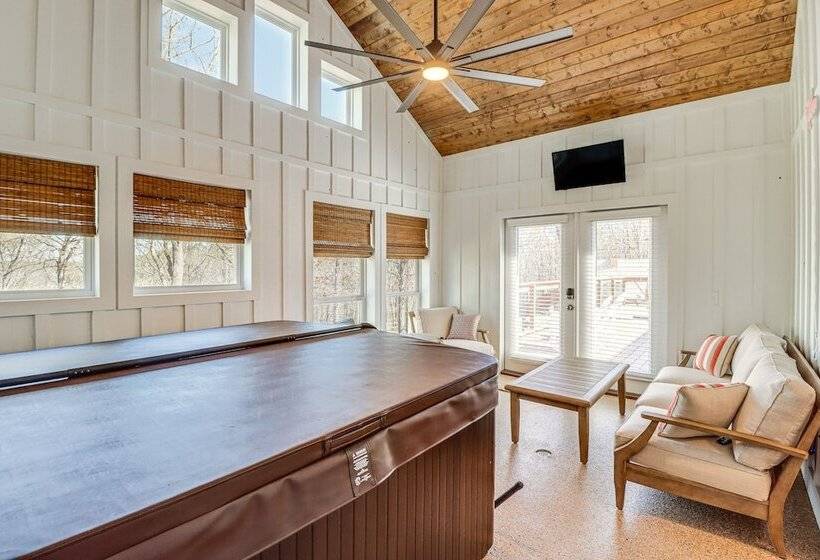 The Hamilton Heber Springs  Home W/ Hot Tub!