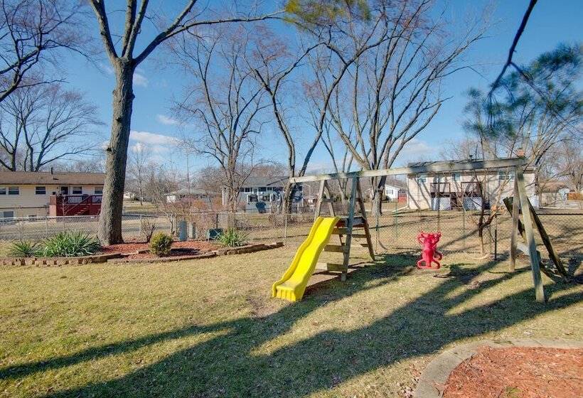 Charming Illinois Retreat W/ Hot Tub, Deck & Grill