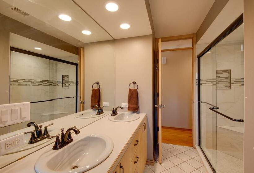 Charming Illinois Retreat W/ Hot Tub, Deck & Grill