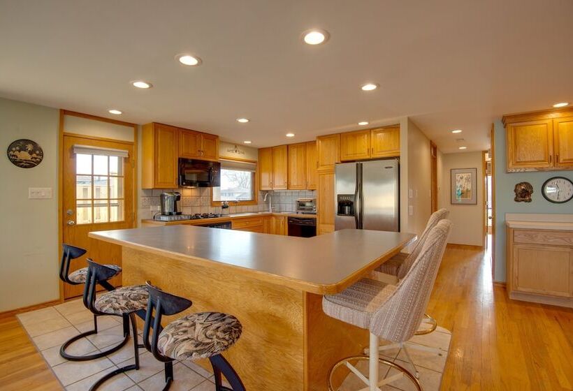 Charming Illinois Retreat W/ Hot Tub, Deck & Grill